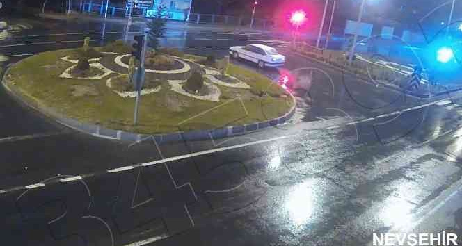 Kırmızı ışıkta geçen araç kazaya neden oldu