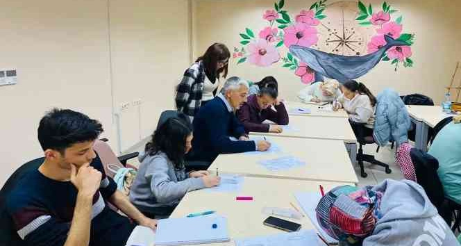 Karaman’da gençlik merkezinin karakalem kursu büyük ilgi görüyor