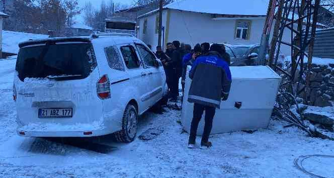 Karlıova’da hafif ticari araç elektrik trafosuna çarptı