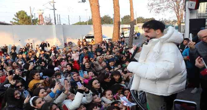 Sefo büyüdüğü mahallenin okulunda konser verdi