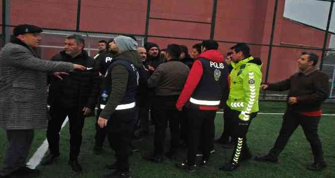 4 kırmızı kartın çıktığı amatör maçta olaylar çıktı