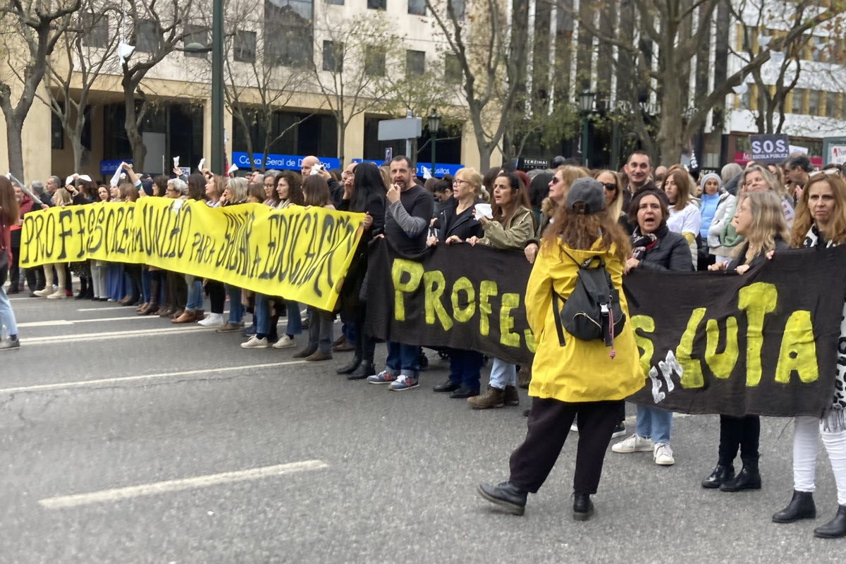Portekiz&#039;de maaşların iyileştirilmesini isteyen öğretmenler sokaklara döküldü