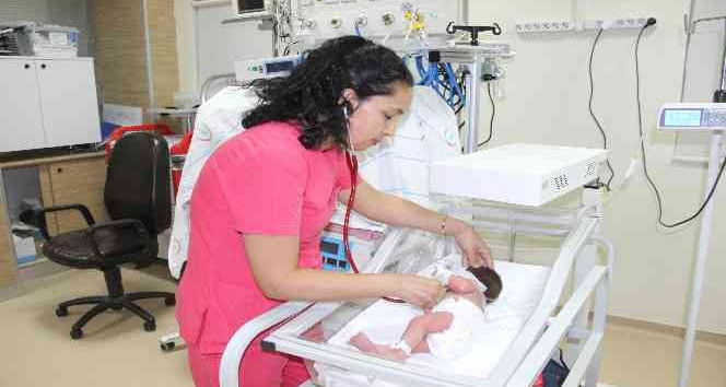 10 günlük bebeği cami kapısına bırakıp terk ettiler