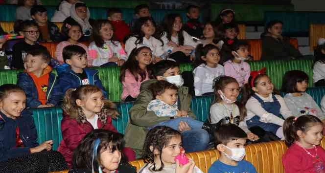 Yalova’da çocuklar pandomim gösterisiyle eğlendi