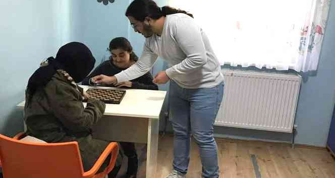 Karaman’da görme engelliler için satranç eğitimi