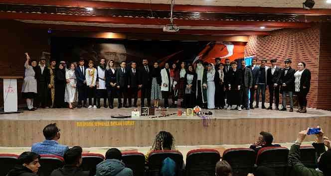 Silopili öğrenciler roman kitaplarındaki karakterleri canlandırdı