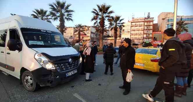 Öğrenci servisiyle ticari taksi çarpıştı