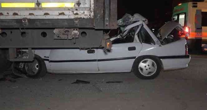 Otomobil, park halindeki tıra ok gibi saplandı: Sürücü hayatını kaybetti