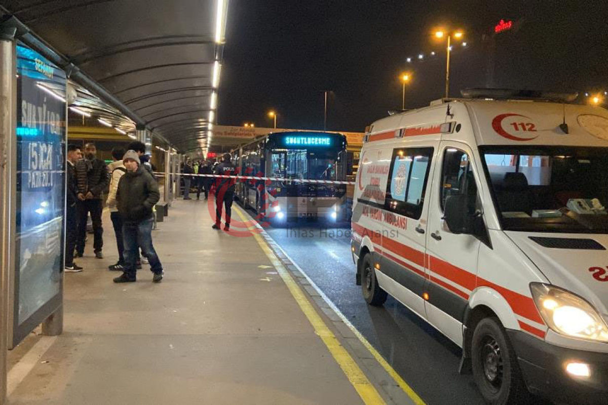 Sefaköy Metrobüs Durağı&#039;nda metrobüsün altında kalan bir kişi hayatını kaybetti