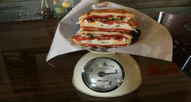 Yaptığı tostu kiloyla satıyor