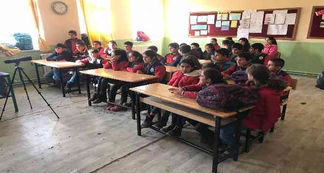 Kars’ta çocuklara doğa eğitimi veriiyor