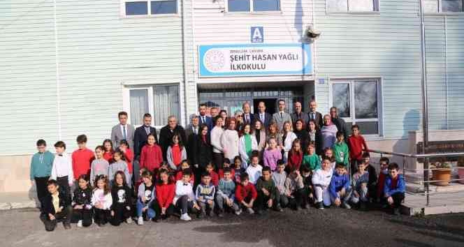 Özer’den minik yazarlara teşekkür belgesi