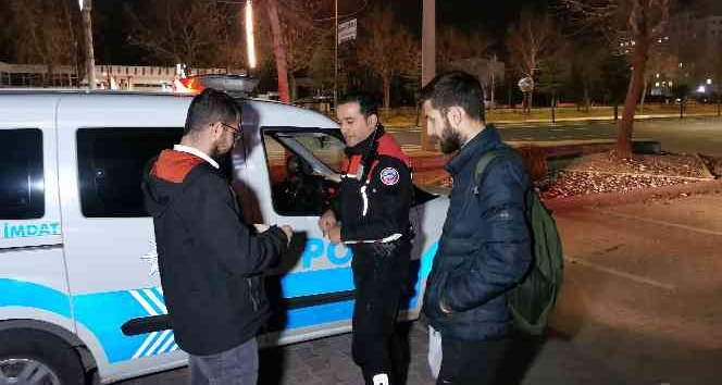 ATM önünde yerde buldukları 750 TL’yi polise teslim ettiler
