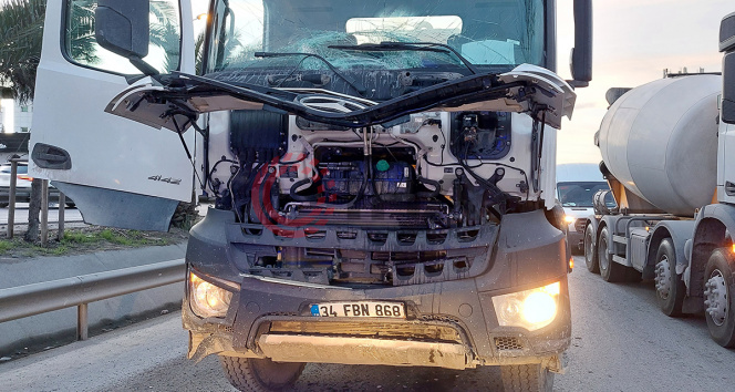Beton mikseri minibüse çarptı: 1i ağır 5 yaralı