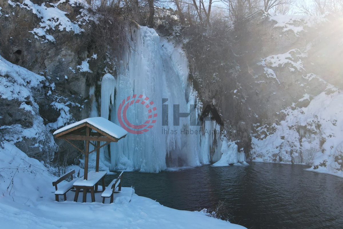 Sırakayalar Şelalesi buz tutmuş haliyle kartpostallık görüntü oluşturdu