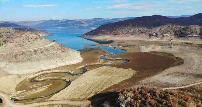 Barajda sular çekildi, toprakta derin çatlaklar oluştu