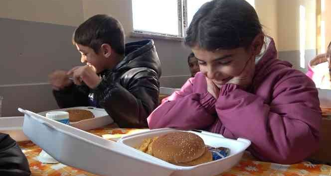 Köy çocukları ilk kez hamburger yedi