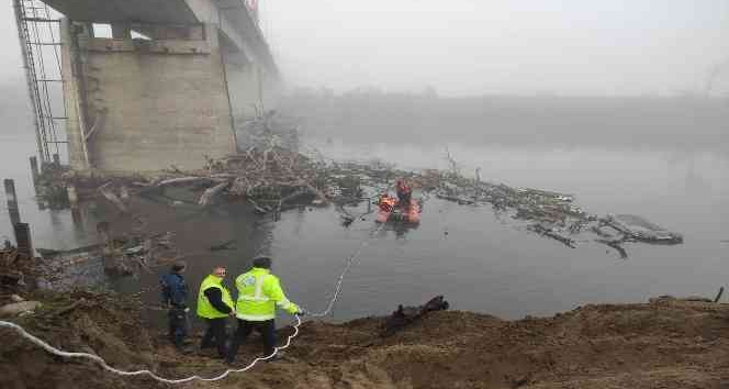 Türk-Yunan sınır kapıları arasındaki köprü ayaklarında temizlik yapıldı