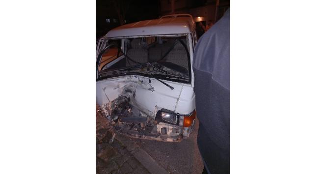 Yalova’da ağaca çarpan panelvanın sürücüsü yaralandı