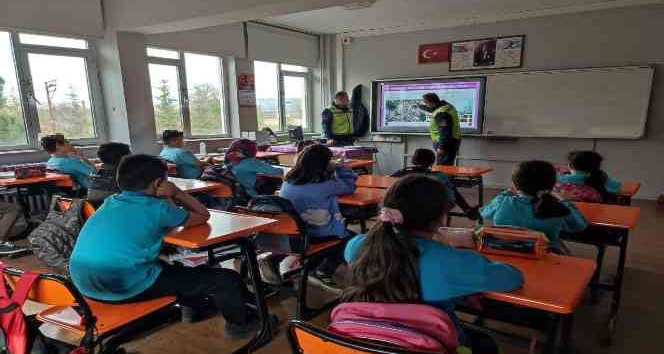 Minik öğrenciler trafik kurallarını öğrendi