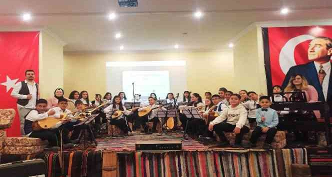 Söyledikleri türkülerle gönüllere dokundular