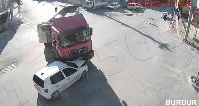 Burdur’daki trafik kazaları kameralara yansıdı