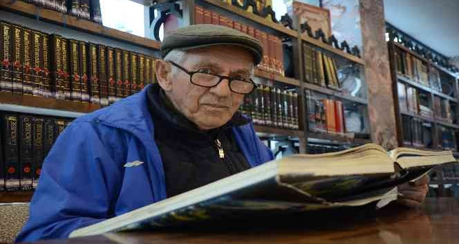 80 yaşındaki kütüphane kurdu, gününün yarısını kitapların arasında geçiriyor