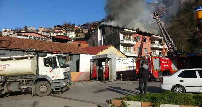 Zonguldak’ta dört katlı evin çatısı yandı