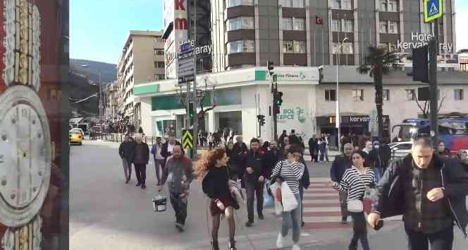 Bursa’da şiddetli lodos zor anlar yaşatmaya devam ediyor