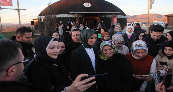 Sümeyye Erdoğan Bayraktar Çorum’da gençlerle buluştu