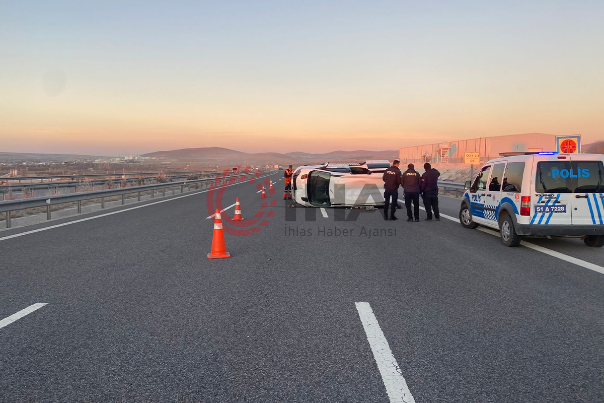 Niğde'de ticari araç devrildi: 10 yaralı