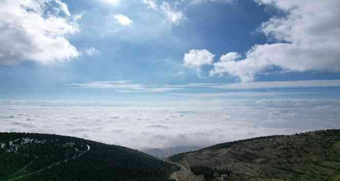Kahramanmaraş’ta şehri kaplayan sis bulutları ortaya görsel şölen çıkardı
