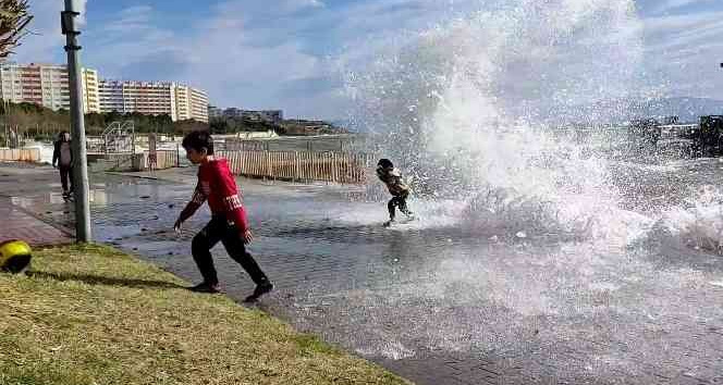 Dev dalgalar sahilde gezenleri böyle ıslattı