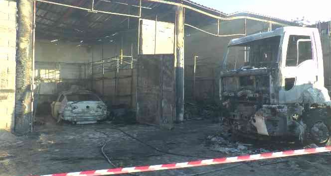 Belediyenin garajında patlama: Makam aracı yandı, çöp toplama aracı hasar gördü