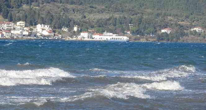 Lodos fırtınası nedeniyle Bozcaada ve Gökçeada’ya feribot seferleri iptal edildi