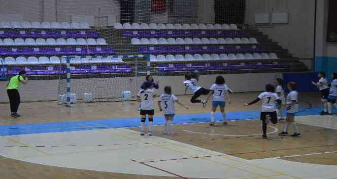 Afyonkarahisar’da okul sporlarında kıyasıya mücadele