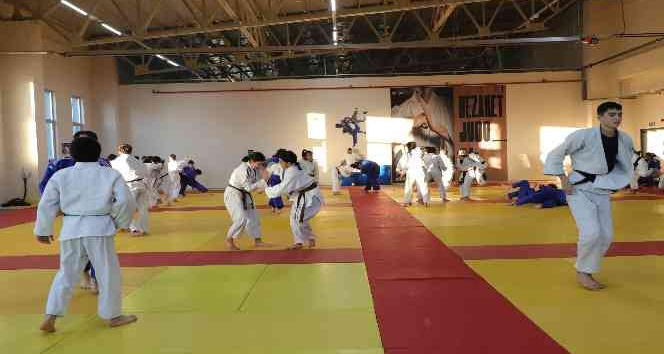 Karaman’da 250 sporcu judo ortak çalışma kampında buluştu