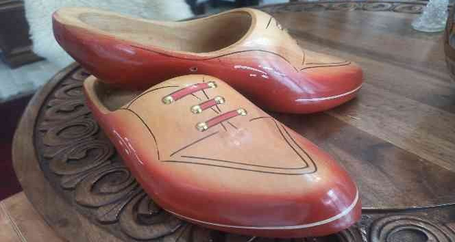Tahta ayakkabılar görenlerin dikkatini çekiyor