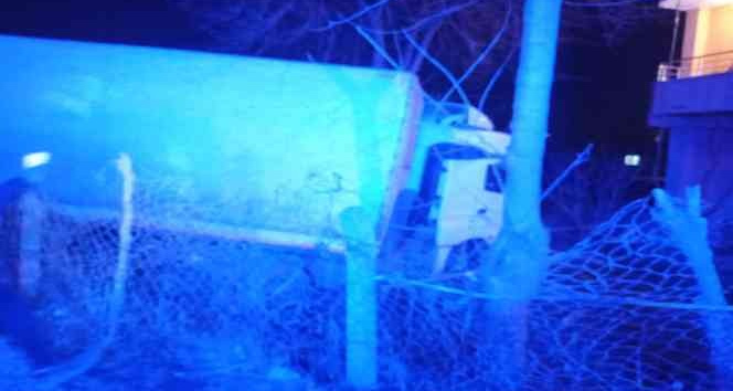 Kozluk’ta kontrolden çıkan tır evin bahçesine daldı