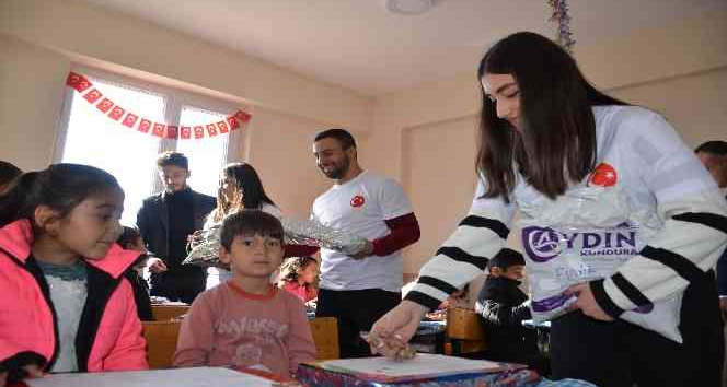 Karadeniz Ereğli Yurt Müdürlüğünden köy çocuklarına karne hediyesi