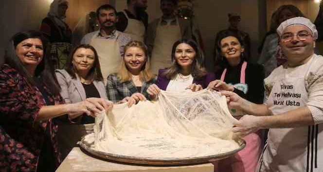 Altı kişinin kol kuvvetiyle yapılan tatlı, yapımı saatler sürse de tadına doyulmuyor
