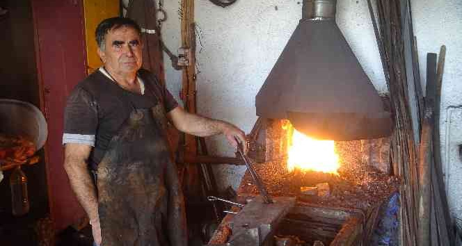 Karamanlı demirci 52 yıldır körüğün başında demiri işliyor