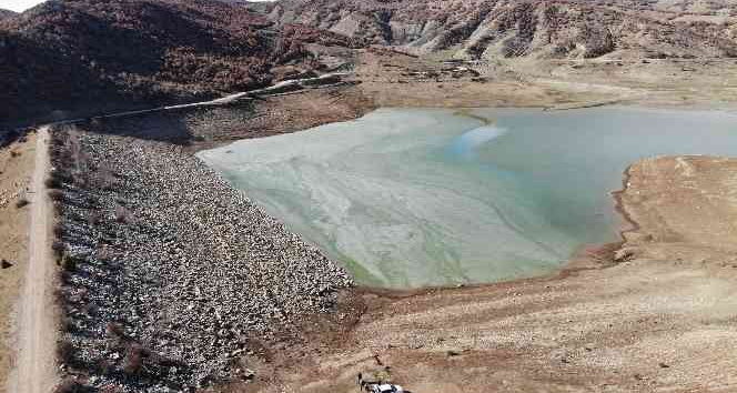 Kuraklığın etkisindeki gölet çiftçiyi endişelendiriyor