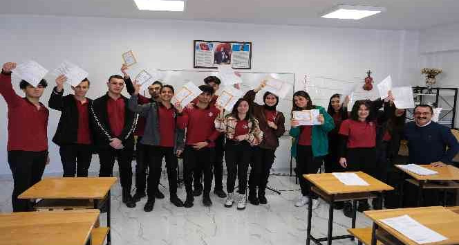 Erzincan’da öğrenciler karne heyecanını sazlı sözlü türkülerle yaşadı