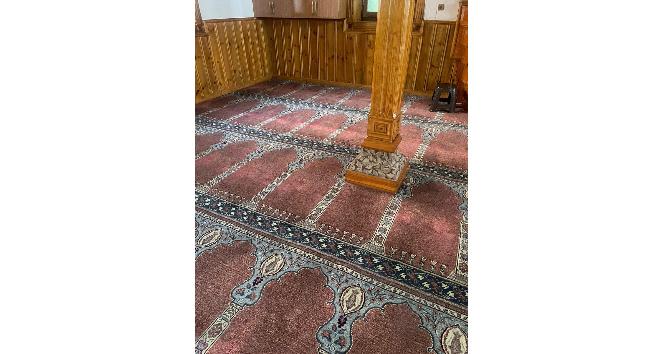 Alaplı Merkez Cami 20 yıllık halıları değişiyor