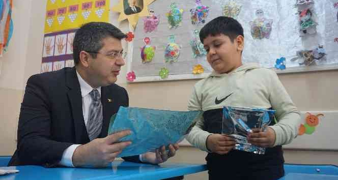 Vali Kırbıyık, ilk defa karne alan birinci sınıf öğrencilerinin heyecanına ortak oldu