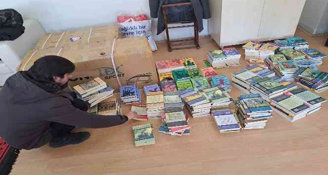 Çıldır’da öğrencilere karne hediyesi olarak kitap dağıtıldı