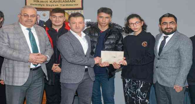 Liseli öğrencilerden Uşak Aşevi’ne bağış