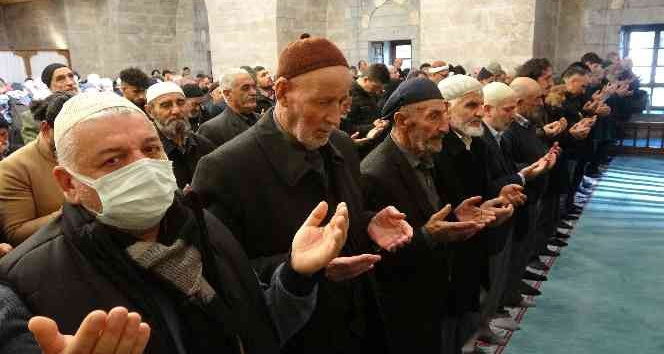 Camilerde kar ve yağmur duası