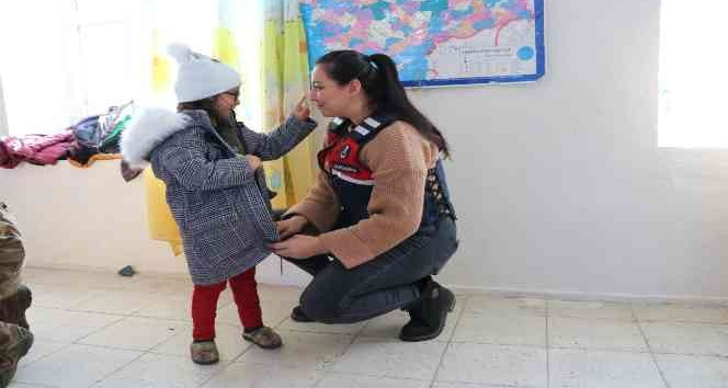 Jandarmadan öğrencilere karne hediyesi